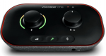 Interface audio Focusrite Vocaster One noire avec liser� rouge, deux boutons de r�glage et commandes pour podcast.